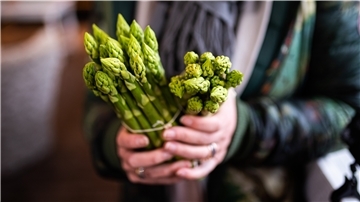 12 Dinge, die man über Spargel wissen sollte Grüner Spargel liegt im Trend: Er ist sehr aromatisch und kann sogar zum Grillen oder in Salaten verwendet werden.