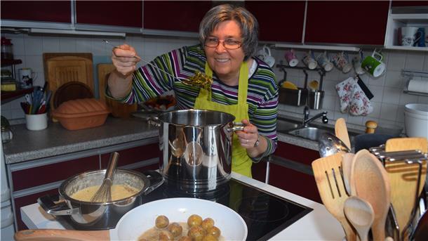 Grünkohl mit Meerrettich-Soße: Susanne Peters demonstriert in ihrer Küche, wie lecker das harmoniert.