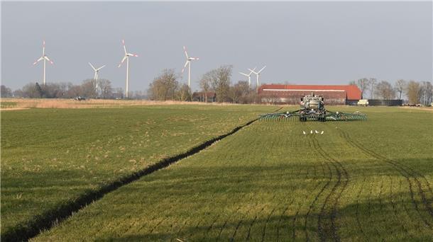 Grünlandbewirtschaftung in der Wesermarsch: Hier wird bei Seefeld Gülle ausgebracht. Im Frühjahr eines jeden Jahres geschieht das häufiger, um das Frühjahrswachstum anzuregen.