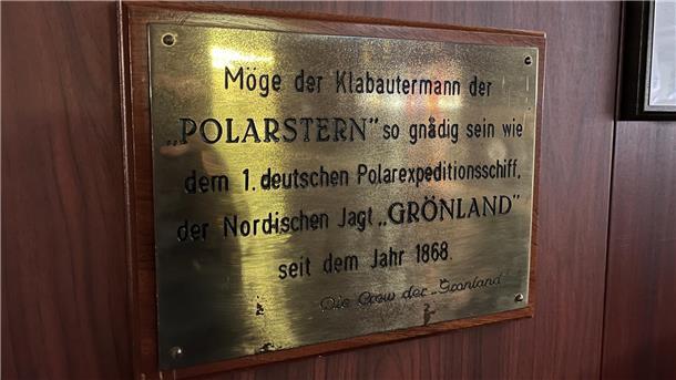 OP-Saal, Kachelofen, Pinguin-Deko: Blick ins Innere der „Polarstern“ Grüße von der Crew der „Grönland“: Vom einen Schiff aus Bremerhaven zum anderen.
