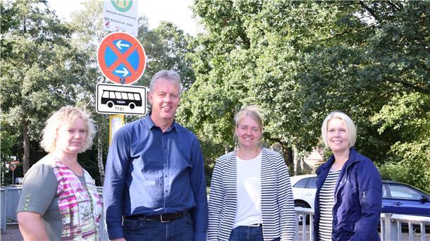 Grundschulrektor Helmut Winkelmann, lke Viebrock, Janine Ziehmann und Sandra Schlesselmann