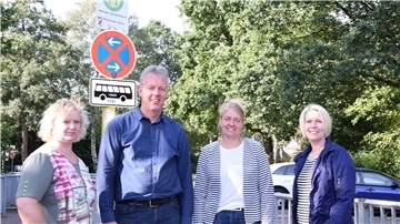 Grundschulrektor Helmut Winkelmann, lke Viebrock, Janine Ziehmann und Sandra Schlesselmann