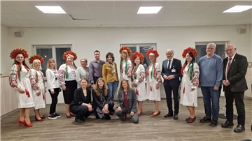 Gruppenbild beim Austauschtreffen mit dem ukrainischen Chor, der die Gäste unterhaltsam begrüßte.