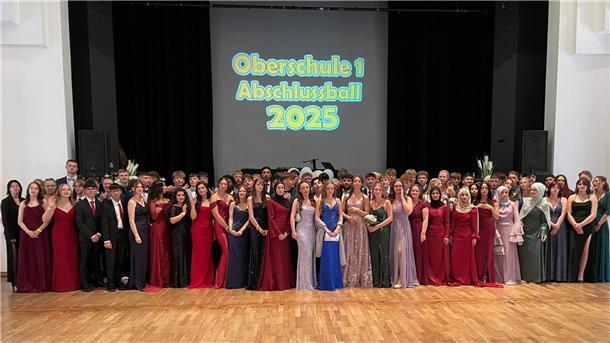 Gruppenbild mit den erfolgreichen Absolventen: Die jungen Leute der Oberschule 1 feierten am Freitag in der Stadthalle Friedeburg ihren Abschlussball.