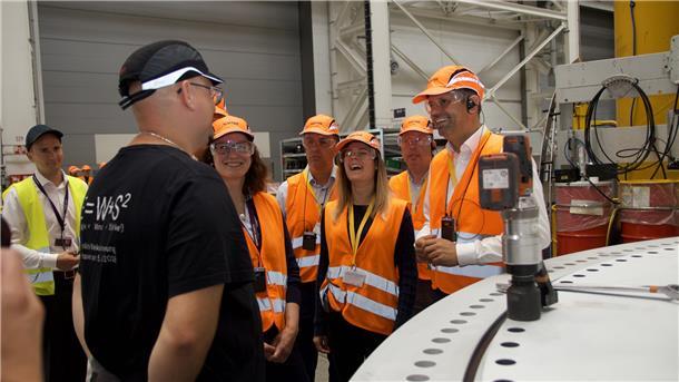 Gruppenbild mit prominenten Gästen: Neben der Juso-Landesvorsitzenden Ronja Laemmerhirt (M.) begrüßte Werksleiter Kristoffer Mordhorst (4 v. l.) unter anderem Umweltminister Olaf Lies und den konzerneigenen Finanzchef Thomas Spannring (l.).