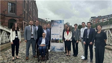 Gruppenbild von der Abschlussveranstaltung.Von links: Franziska Giese (SMI), Jörg Schulze (Alstom), Sebastian Doderer (EVB), Prof. Dr. Benjamin Wagner vom Berg (Hochschule Bremerhaven), Marco Wöltje (IEKRW), Sebastian Wolff (IEKRW), Martin Wittmaier (IEKRW), Frauke Paul (HPA), Uta Kühne (Hochschule Bremerhaven), Senad Hasanspahic (Hochschule Bremerhaven), Matthias Eiden (HPA) und Insa Pohlenga (Bremenports, Projektkoordinatorin)