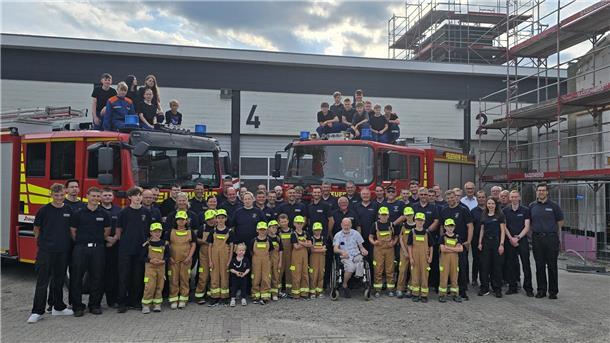 Gruppenfoto beim Richtfest: Sie alle freuen sich auf die neue Fahrzeughalle der Feuerwehr Rodenkirchen.