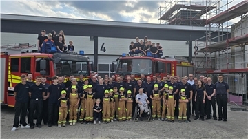 Gruppenfoto beim Richtfest: Sie alle freuen sich auf die neue Fahrzeughalle der Feuerwehr Rodenkirchen.