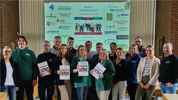 Eine Gruppe von Frauen und Männern steht im Nordenhamer Ratssaal. Sie werben für die Infotage Betrieb und Beruf, die im Mai stattfinden.