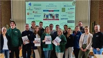Eine Gruppe von Frauen und Männern steht im Nordenhamer Ratssaal. Sie werben für die Infotage Betrieb und Beruf, die im Mai stattfinden.