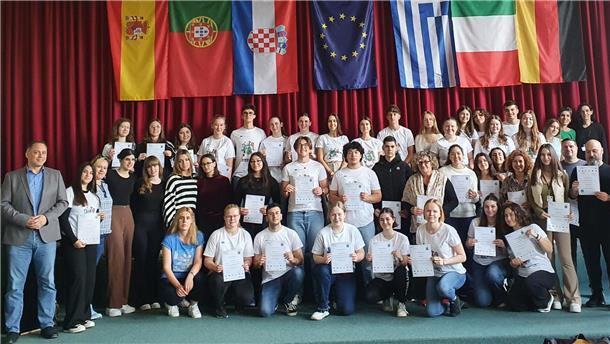 Gruppenfoto in der Aula: Am Gymnasium ging es jetzt eine Woche lang höchst international zu.