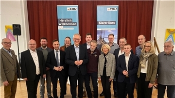 Wesermarsch: Glencore-Zukunft Thema bei CDU-Parteitag Gruppenfoto nach den Wahlen beim Kreisparteitag in Ovelgönne: Björn Thümler (Mitte) bleibt Vorsitzender der Wesermarsch-CDU.