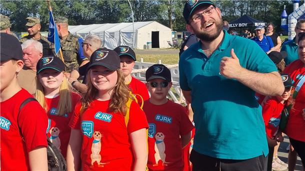 Gruppenleiter Adrian Schrödter strahlt mit den JRK-Kids und der Sonne um die Wette.