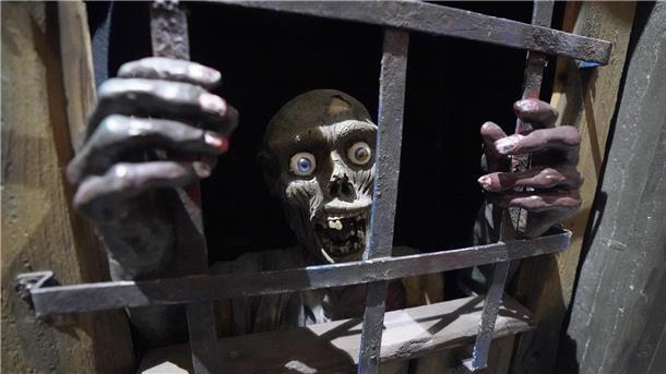 Krustenblut und "Kotzestreu": So geht Grusel-Inventur im Hamburg Dungeon Gruselig und ekelig zugleich ist die Inventur im Hamburg Dungeon.
