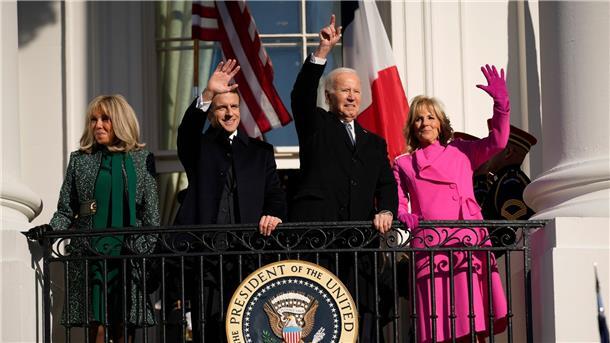 Macron in den USA: Viel Glanz und ein wenig Ärger Gruß vom Balkon: Brigitte Macron (v.l.), Emmanuel Macron, Joe Biden und Jill Biden.