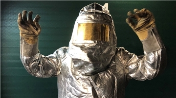 Gruß vom Silbermann oder von der Silberfrau: Die neuen Überwinterer für die Neumayer-Station stecken gerade in ihrem Brandschutztraining. Sie müssen vor ihrer Abfahrt in die Antarktis in die Quarantäne.