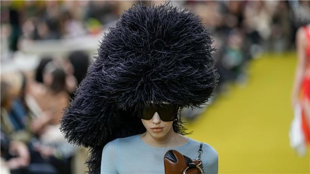 Mailänder Fashion Week: Gucci mit Erotik und Glamour Gucci glänzt mit einer Kreation aus der Herbst-Winter-Kollektion 2023-24 in Mailand.