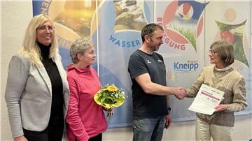 Kneipp Veranstaltung mit Überreichung einer Urkunde.