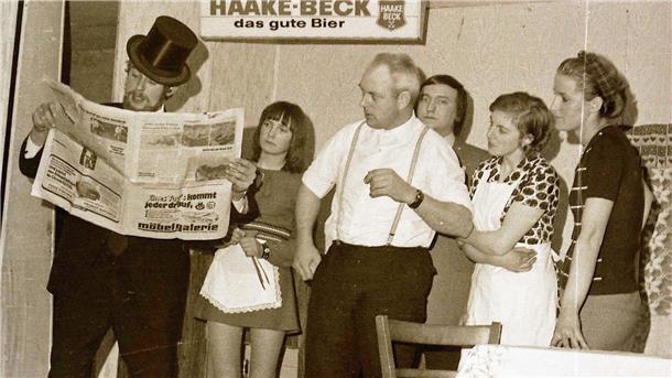 Gudrun Schneider (Brockmann, Zweite von links) 1973 bei ihrem ersten Auftritt als junge Deern mit Henry Denker, Günter Tietje, Gerold Brockmann, Margot Brünjes (Glabbatz) und Marianne Denker (Hillen), von links.