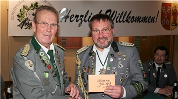 Günter Brunkhorst (links) überreichte Lothar Maack symbolisch für sein Geschenk einen Gutschein.