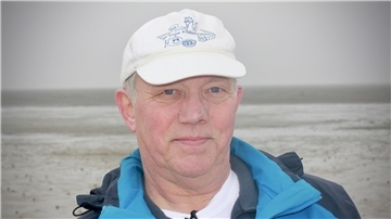 Günter Kruggel, der nur Günni genannt wird, rettete die 81-Jährige am Montag aus dem Schlick. Foto: Zinn