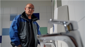 Günter Meyer, Projektleiter bei der Stadt Geestland, ist sauer: Pfusch verzögert die Sanierung der Sporthalle am Hinschweg.