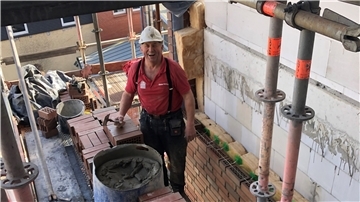 Das Foto zeigt Günter Tiemann auf der Baustelle