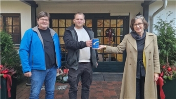 Günter und Sebastian Riggers bei der Übergabe der Spende an Christiane Schüddekopf vom Vorstand des Kinderhospizes.