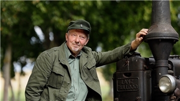 Günther, der Treckerfahrer, das Alter Ego von Humorist Dietmar Wischmeyer, mag am liebsten viel Gegend. Wegen Corona kann er nicht nach Bremerhaven kommen.