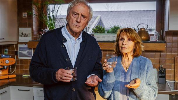 Senta Berger spricht über ihren neuen Film „Wunderpille“ und Erinnerungen Günther (Günther Maria Halmer, links) und Marianne (Senta Berger) wollen raus aus der trostlosen Routine und nehmen die „Wunderpille“.