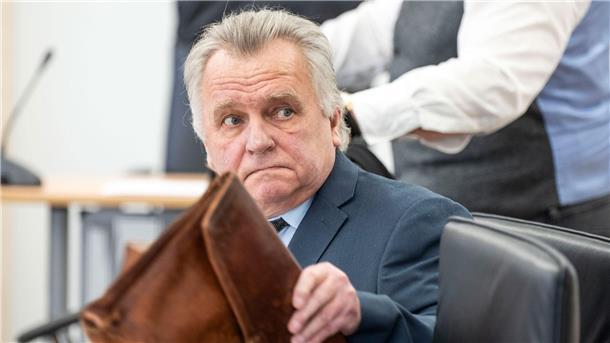 Ex-Bundesminister Krause erhält fast 2 Jahre auf Bewährung  Günther Krause im Landgericht Rostock.