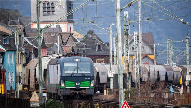 Ein Güterzug rollt durch Niederheimbach im Mittelrheintal.