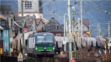 Ein Güterzug rollt durch Niederheimbach im Mittelrheintal.