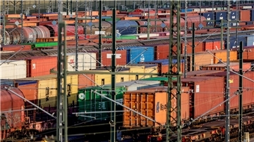 Güterzugwaggons warten auf den Gleisen des Rangierbahnhofs Maschen auf die Abfertigung. Steigende Trassenpreise bereiten auch der Deutschen Bahn Sorge.