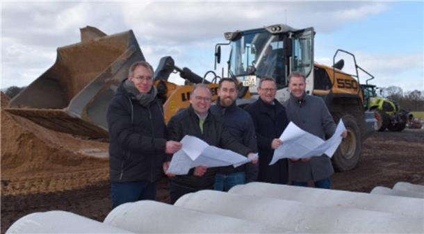  Guido Dieckmann, Lars Wallentowitz, Thorsten Steinber, Carl Gerken und (v.r.) inspizieren die Erdarbeiten auf dem neuen Baugrundstück in Lunestedt.