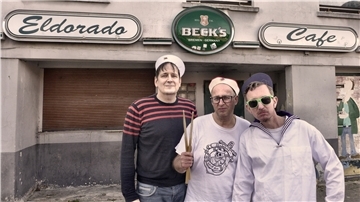 Guido Müller, Stephan Beckmann und Jörg Fischer stehen vor dem Eldorado.