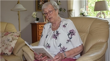 Gundula Niedzella liest aus ihrem ersten veröffentlichten Buch.