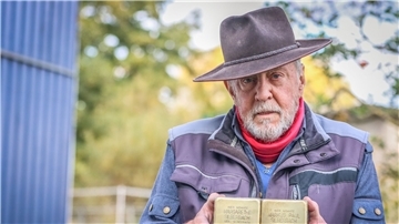 Gunter Demnig arbeitet in seiner Werkstatt an „Stolpersteinen“. Der Initiator des Projektes zur Erinnerung an Opfer des Nationalsozialismus wird am Donnerstag 75 Jahre alt.