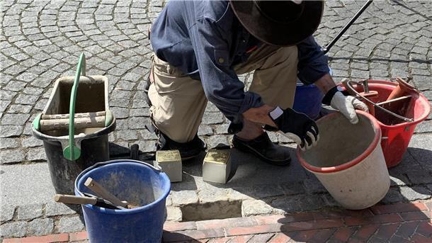 Gunter Demnig, der Initiator des Projektes, bei der letztjährigen Stolpersteinverlegung in Zeven.