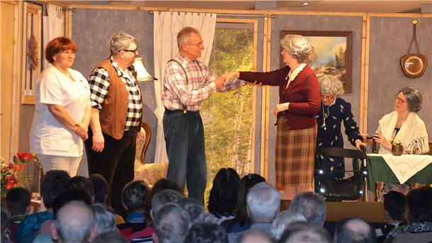Theatergruppe des TSV Flögeln begeistert bei Premiere mit Humor und Talent Bühnenszene der Theatergruppe des TSV Flögeln