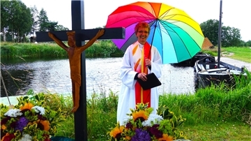 Gut beschirmt will Pastorin Antje Freye aus dem Pfarrsprengel Linum und Karwesee in Brandenburg einen Neuanfang in der Region Gnarrenburg/Kirchwistedt/Kuhstedt wagen.