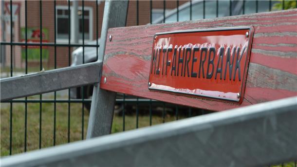 Gut ein Dutzend Mitfahrbänke sind in den Dörfern der Samtgemeinde Tarmstedt verteilt. Alle sind rot lackiert. Ein Schild an der Rückenlehne - auf manchen steht Mitfahrerbank - weist auf den Zweck hin.