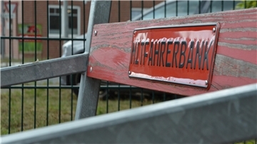 Gut ein Dutzend Mitfahrbänke sind in den Dörfern der Samtgemeinde Tarmstedt verteilt. Alle sind rot lackiert. Ein Schild an der Rückenlehne - auf manchen steht Mitfahrerbank - weist auf den Zweck hin.