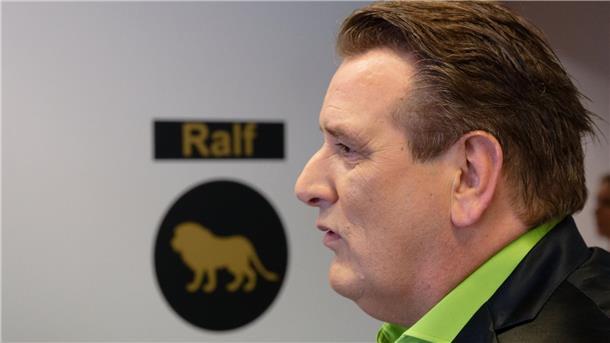 Gut gebrüllt, Löwe: Ralf Dümmel vor seiner Garderobe.