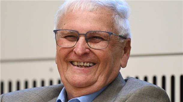 Gericht stellt Sommermärchen-Prozess gegen Zwanziger ein Gut gelaunt vor Gericht: Theo Zwanziger