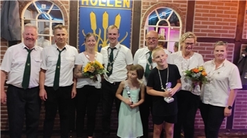 Gut gelaunte Hollener Schützen (von links): Volkskönig Helmut Hühnken, 1. Vorsitzender Andre Monsees, Königin Anna Lena Niemeyer, König Marcel Busch, Vizekönig Heinz Lucht, Vizekönigin Nicole Koch, 2. Vorsitzende Saskia Ullrich; vorne Kindervizekönigin Johanna Nork, Kinderkönig Jaron Koch. Jugendkönig wurde Jason Krumme (nicht auf dem Foto). 
