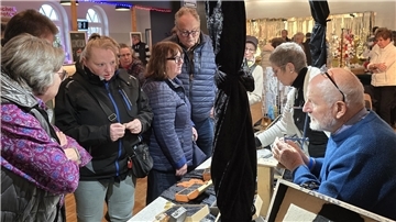 Das Foto zeigt die Ausstellung Kunst und Hobby in Rodenkirchen.