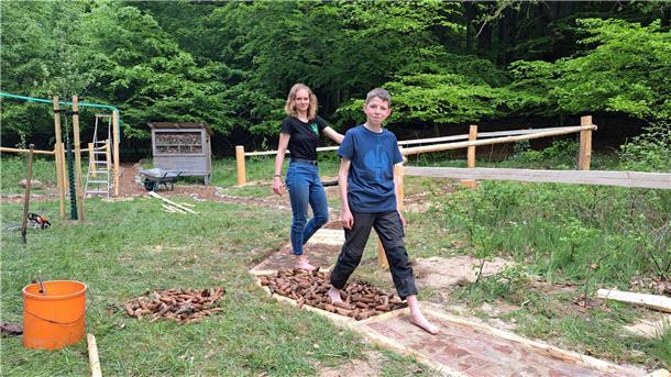 Gut zu Fuß: Die Landjugend Köhlen hat einen Pfad der Sinne gebaut, auf dem Besucher barfuß verschiedene Materialien aus dem Wald wie Holz oder Tannenzapfen spüren können. 