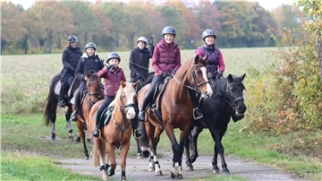 So feiern Pferdefreunde in Tarmstedt den Herbst Gute Laune und gutes Wetter: So toll war der große Herbsausritt des Reitvereins Tarmstedt.
