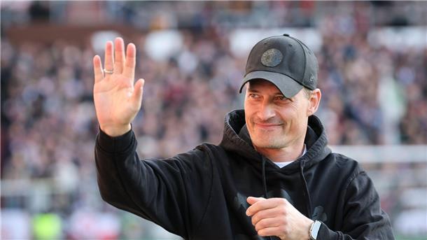 St. Pauli trotzt Bayer: 1:1 gegen den deutschen Meister Gute Laune vor dem Spiel: FC St. Paulis Trainer Alexander Blessin.